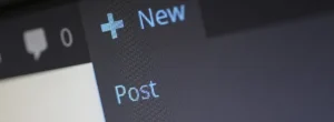Nahaufnahme eines digitalen Bildschirms mit "New Post" und einem Plus-Symbol