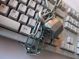 Tastatur mit Kette und Schloss
