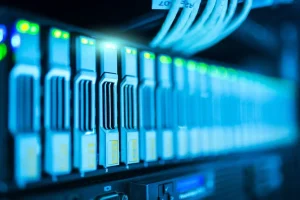 Server-Racks mit leuchtenden LEDs und Kabeln