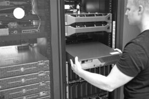 Techniker von ratiosys an einem Server
