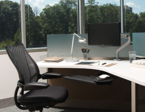 HumanScale Arbeitsplatz mit ratiosys AG