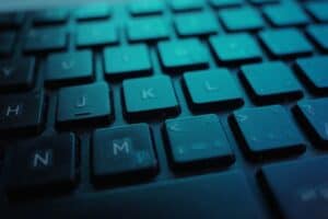 Nahaufnahme einer Tastatur mit Fokus auf Tasten wie H, N, M, J, K, L.