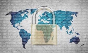 Weltkarte mit Vorhängeschloss symbolisiert globalen Datenschutz und IT-Sicherheit.