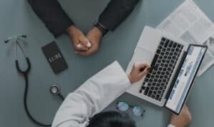 Arzt im Beratungsgespräch mit Patient, medizinische Beratung, Gesundheitswesen.