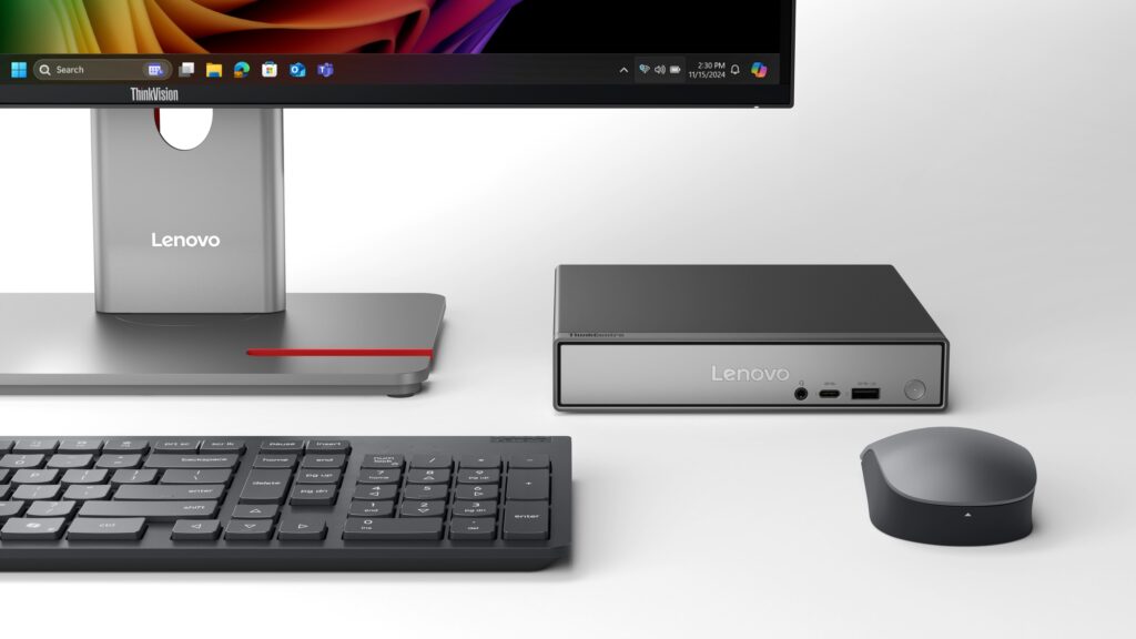 Moderne Hardware-Konfiguration mit einem Lenovo Monitor, einer kompakten Lenovo Mini-PC-Einheit, einer Tastatur und einer Maus, die für effiziente IT-Infrastruktur-Lösungen geeignet ist.
