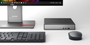 Moderne Hardware-Konfiguration mit einem Lenovo Monitor, einer kompakten Lenovo Mini-PC-Einheit, einer Tastatur und einer Maus, die für effiziente IT-Infrastruktur-Lösungen geeignet ist.