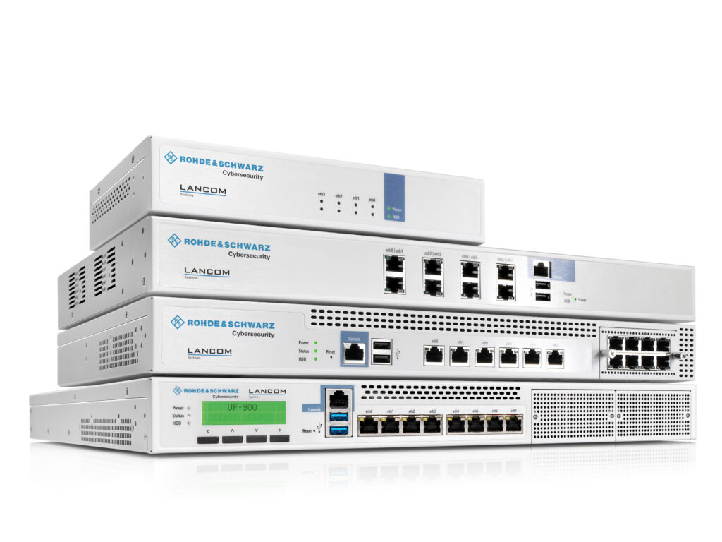 Mehrere Netzwerkgeräte von Rohde & Schwarz und LANCOM, die für Cybersicherheit konzipiert sind. Die Geräte sind stapelbar und verfügen über verschiedene Ports für Netzwerkverbindungen sowie Statusanzeigen. Ideal für Unternehmen, die ihre IT-Sicherheit verbessern möchten.